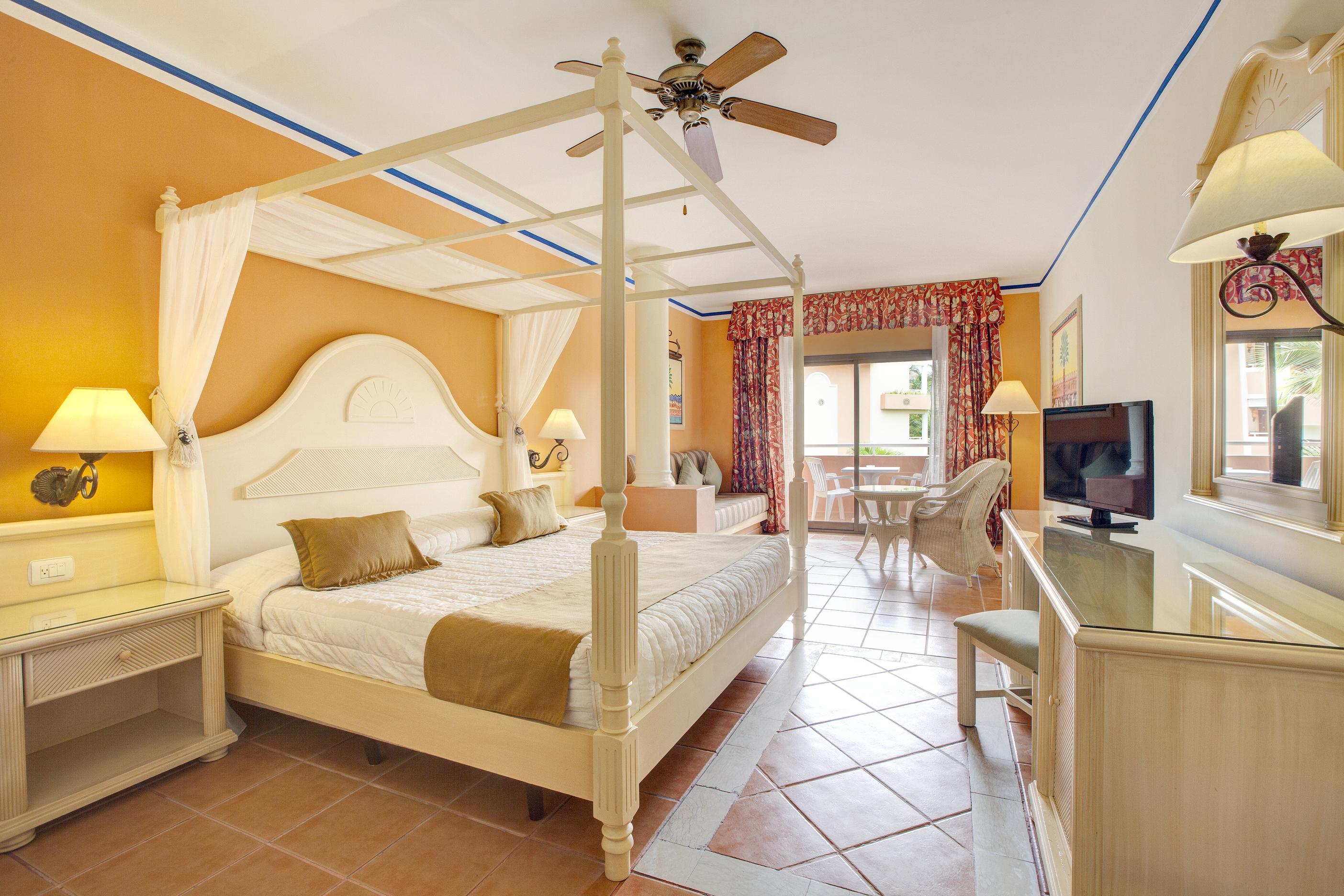 Bahia Principe Grand Bavaro بونتا كانا المظهر الخارجي الصورة A room at the Iberostar Grand Hotel at Playa del Inglés, Gran Canaria