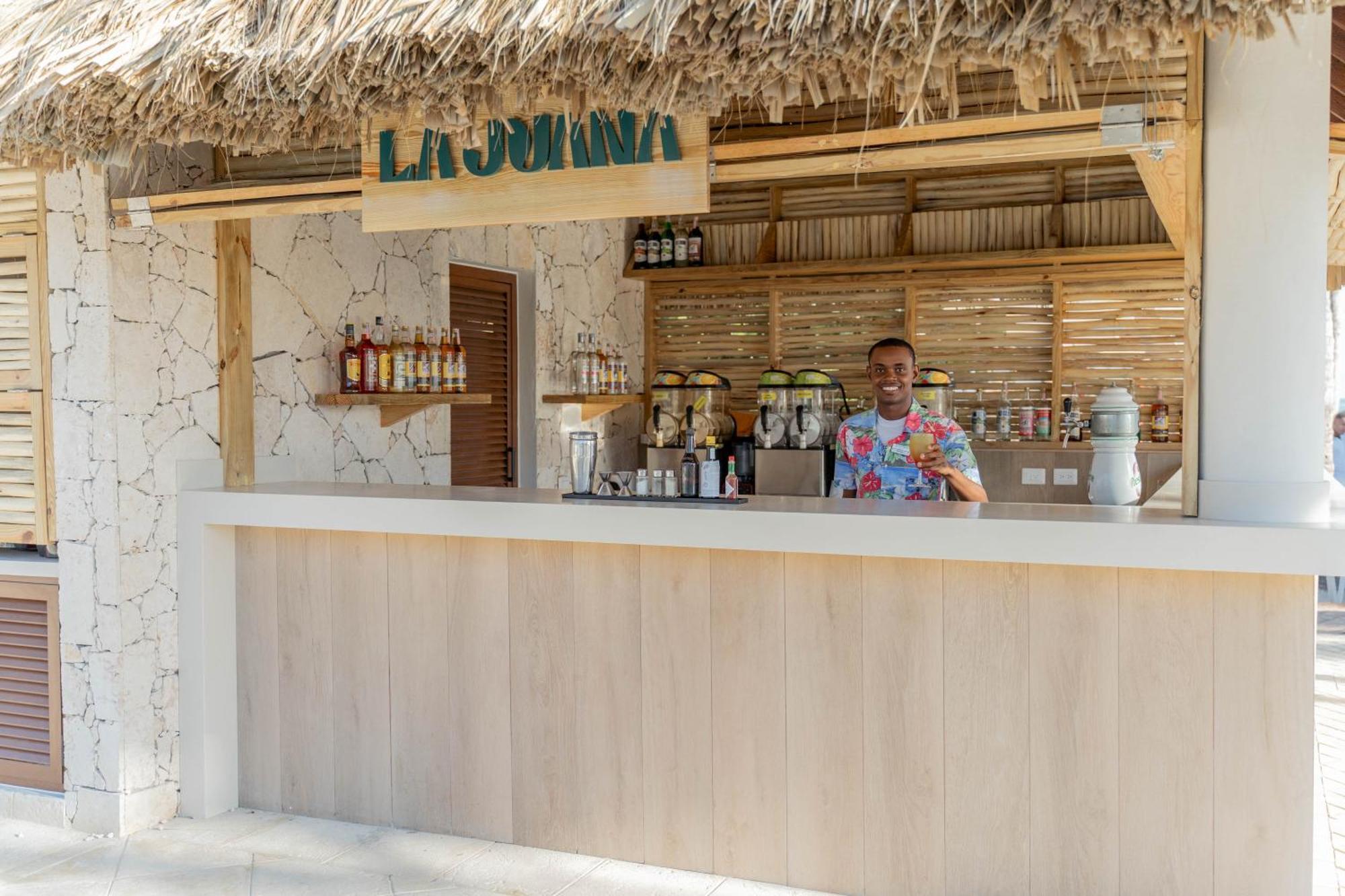 Bahia Principe Grand Bavaro بونتا كانا المظهر الخارجي الصورة A bartender at work