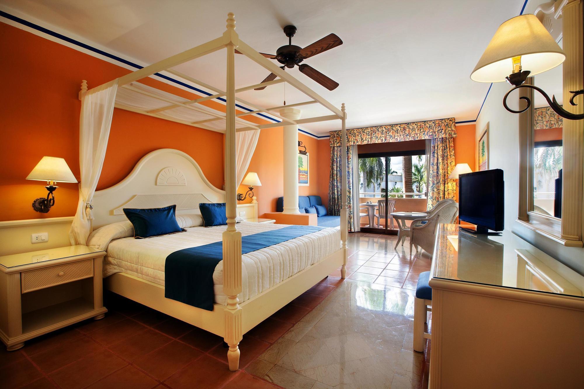 Bahia Principe Grand Bavaro بونتا كانا المظهر الخارجي الصورة A room at the Iberostar Grand Hotel at Playa del Inglés, Gran Canaria
