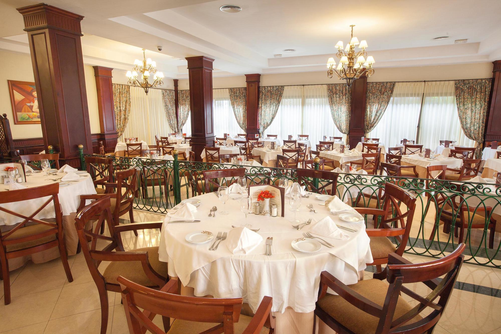 Bahia Principe Grand Bavaro بونتا كانا المظهر الخارجي الصورة The restaurant at the hotel
